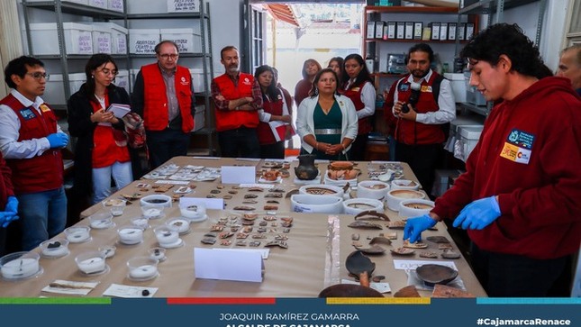 📌Con la participación del gerente municipal Wilder Narro, los regidores Roquelin Gómez, Elisa Chávez, Camila Díaz y Delia Tafur, junto a funcionarios municipales, se llevó a cabo una importante reunión con representantes de la Agencia Española de Cooperación Internacional para el Desarrollo (AECID). 
✅El encuentro, realizado en las instalaciones de la municipalidad, tuvo como objetivo principal coordinar acciones e impulsar mejoras en la Escuela Taller San Antonio. Esta institución, emblemática para la comunidad cajamarquina, ha sido foco de colaboración entre la municipalidad y AECID, buscando siempre el fortalecimiento y desarrollo de decenas de jóvenes que aprenden haciendo. 
🗣Durante la reunión, el jefe de comunicación de AECID resaltó la huella que ha dejado el trabajo conjunto entre ambas entidades, subrayando los logros alcanzados a lo largo del tiempo. "Es evidente el impacto positivo que nuestra colaboración ha tenido en la Escuela Taller San Antonio. Hemos visto un progreso significativo en diversas áreas, desde la infraestructura hasta la calidad educativa, gracias a este esfuerzo compartido", afirmó.