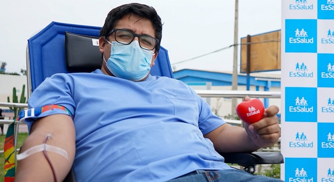 En hospital Sabogal de EsSalud joven donó sangre 4 veces para salvar la vida de pacientes con leucemia