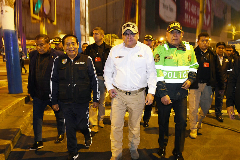 El ministro del Interior, Juan José Santiváñez, pidió a los representantes del Ministerio Público no abandonar los operativos “Amanecer Seguro” y sumarse, de manera decidida, a la lucha contra la inseguridad ciudadana que lleva adelante su sector, a través de la Policía Nacional del Perú.
“Quiero aprovechar para pedirle una vez más al Ministerio Público que no abandone estos operativos. Ustedes vieron la presencia del Ministerio público el primer día, se han desarrollado tres operativos más y nunca más vinieron”, afirmó el ministro esta madrugada desde Santa Anita.
El titular del Interior manifestó que la presencia de los fiscales en este tipo de operativos es muy importante. Confía en que los representantes del Ministerio Público y el Poder Judicial cumplan su palabra y respalden la lucha contra el crimen en favor de la seguridad de todos los peruanos.
En esa línea, resaltó la presencia del alcalde del distrito de Santa Anita, Olimpio Alegría y de las Juntas Vecinales que se suman de manera comprometida en el combate al crimen.
“Ustedes son los ojos y oídos de la policía. Su apoyo, desinteresado y su compromiso con la seguridad de sus vecinos nos alienta para seguir luchando juntos contra la delincuencia”, indicó.
“Amanecer Seguro” en Santa Anita
En un nuevo despliegue para contrarrestar la delincuencia, el ministro Juan José Santiváñez lideró el operativo Amanecer Seguro de la Policía Nacional del Perú que se desarrolló, de manera simultánea, en los 43 distritos de Lima.
Desde el Óvalo de Santa Anita, en compañía del jefe (e) de la Región Policial Lima, Gral PNP Julio Mariño, señaló que la Policía Nacional movilizó hoy un total de 2702 efectivos de diferentes unidades, 499 patrulleros y 428 motocicletas, los cuales se desplazaron por diferentes puntos críticos de la capital.