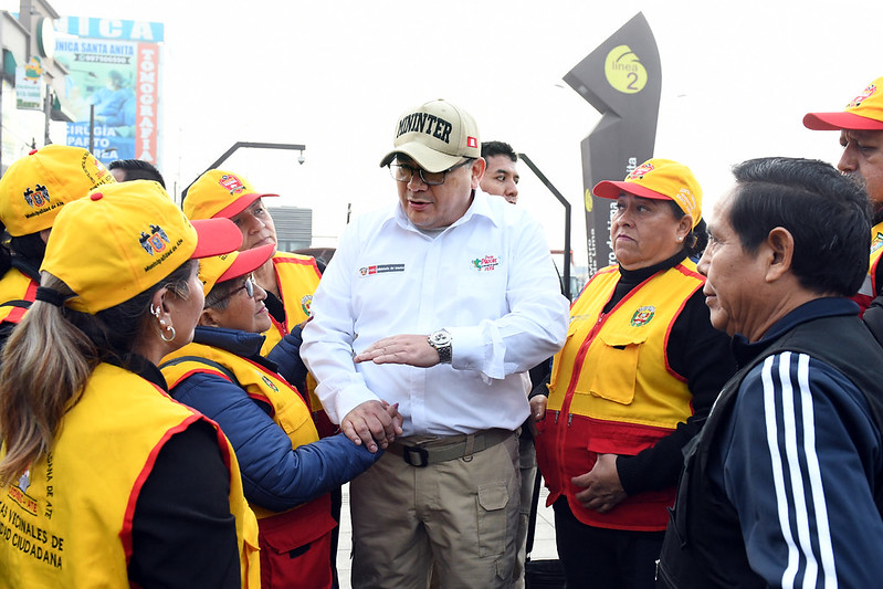 El ministro del Interior, Juan José Santiváñez, pidió a los representantes del Ministerio Público no abandonar los operativos “Amanecer Seguro” y sumarse, de manera decidida, a la lucha contra la inseguridad ciudadana que lleva adelante su sector, a través de la Policía Nacional del Perú.
“Quiero aprovechar para pedirle una vez más al Ministerio Público que no abandone estos operativos. Ustedes vieron la presencia del Ministerio público el primer día, se han desarrollado tres operativos más y nunca más vinieron”, afirmó el ministro esta madrugada desde Santa Anita.
El titular del Interior manifestó que la presencia de los fiscales en este tipo de operativos es muy importante. Confía en que los representantes del Ministerio Público y el Poder Judicial cumplan su palabra y respalden la lucha contra el crimen en favor de la seguridad de todos los peruanos.
En esa línea, resaltó la presencia del alcalde del distrito de Santa Anita, Olimpio Alegría y de las Juntas Vecinales que se suman de manera comprometida en el combate al crimen.
“Ustedes son los ojos y oídos de la policía. Su apoyo, desinteresado y su compromiso con la seguridad de sus vecinos nos alienta para seguir luchando juntos contra la delincuencia”, indicó.
“Amanecer Seguro” en Santa Anita
En un nuevo despliegue para contrarrestar la delincuencia, el ministro Juan José Santiváñez lideró el operativo Amanecer Seguro de la Policía Nacional del Perú que se desarrolló, de manera simultánea, en los 43 distritos de Lima.
Desde el Óvalo de Santa Anita, en compañía del jefe (e) de la Región Policial Lima, Gral PNP Julio Mariño, señaló que la Policía Nacional movilizó hoy un total de 2702 efectivos de diferentes unidades, 499 patrulleros y 428 motocicletas, los cuales se desplazaron por diferentes puntos críticos de la capital.