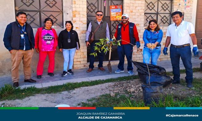 โ
La Municipalidad Provincial de Cajamarca, a travรฉs de la gerencia de Desarrollo Ambiental, ha llevado a cabo la recuperaciรณn de las รกreas verdes del sector 12 Santa Elena. Esta iniciativa tiene como objetivo embellecer y revitalizar espacios pรบblicos, promoviendo un entorno mรกs saludable y agradable para los residentes.
๐ฃDurante la jornada, fiscalizadores ambientales lideraron la actividad junto a los vecinos de la zona, quienes se comprometieron a adoptar una planta de Capulรญ que se les brindรณ. De esta manera, se fortalece la participaciรณn comunitaria en el cuidado de las รกreas recuperadas.
๐Desde la comuna local esperamos el compromiso de los vecinos para cuidar y mejorar estos espacios.