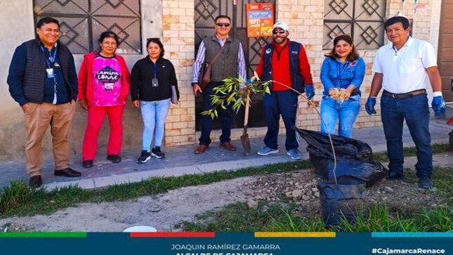✅La Municipalidad Provincial de Cajamarca, a través de la gerencia de Desarrollo Ambiental, ha llevado a cabo la recuperación de las áreas verdes del sector 12 Santa Elena. Esta iniciativa tiene como objetivo embellecer y revitalizar espacios públicos, promoviendo un entorno más saludable y agradable para los residentes.
🗣Durante la jornada, fiscalizadores ambientales lideraron la actividad junto a los vecinos de la zona, quienes se comprometieron a adoptar una planta de Capulí que se les brindó. De esta manera, se fortalece la participación comunitaria en el cuidado de las áreas recuperadas.
📌Desde la comuna local esperamos el compromiso de los vecinos para cuidar y mejorar estos espacios. 