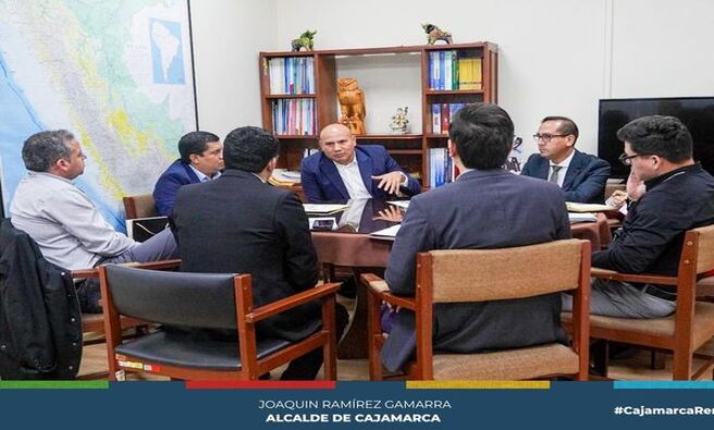🤝El alcalde provincial de Cajamarca, Joaquin Ramírez, sostuvo una importante reunión con James Magariño, Jefe de la Oficina de Enlace con Gobiernos Regionales y Locales del Congreso de la República. Durante este encuentro, se discutió la inclusión de varios proyectos de Inversión Pública en la Ley de Crédito Suplementario de junio 2024.
📌Esta reunión refleja el compromiso de la actual gestión municipal para trabajar de manera coordinada con el Congreso de la República y asegurar la financiación y ejecución de proyectos que beneficiarán a nuestra provincia. Entre los temas abordados se destacaron las prioridades de infraestructura, educación y salud, que son fundamentales para el desarrollo sostenible de Cajamarca.
✅La inclusión de estos proyectos en la Ley de Crédito Suplementario de junio 2024 representa una oportunidad crucial para fortalecer la infraestructura y los servicios en nuestra provincia, mejorando la calidad de vida de nuestros ciudadanos.