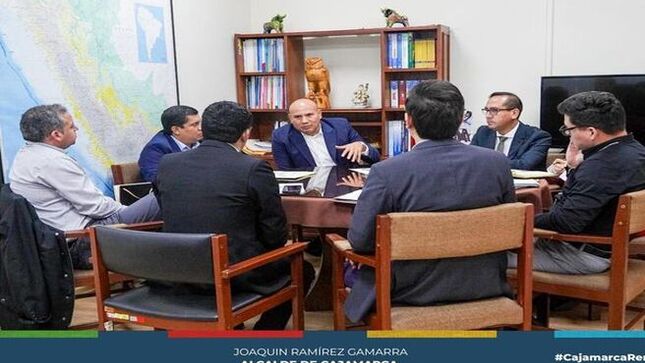 🤝El alcalde provincial de Cajamarca, Joaquin Ramírez, sostuvo una importante reunión con James Magariño, Jefe de la Oficina de Enlace con Gobiernos Regionales y Locales del Congreso de la República. Durante este encuentro, se discutió la inclusión de varios proyectos de Inversión Pública en la Ley de Crédito Suplementario de junio 2024.
📌Esta reunión refleja el compromiso de la actual gestión municipal para trabajar de manera coordinada con el Congreso de la República y asegurar la financiación y ejecución de proyectos que beneficiarán a nuestra provincia. Entre los temas abordados se destacaron las prioridades de infraestructura, educación y salud, que son fundamentales para el desarrollo sostenible de Cajamarca.
✅La inclusión de estos proyectos en la Ley de Crédito Suplementario de junio 2024 representa una oportunidad crucial para fortalecer la infraestructura y los servicios en nuestra provincia, mejorando la calidad de vida de nuestros ciudadanos.