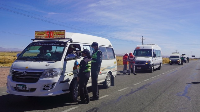 En operativo multisectorial se realizó la verificación y supervisión de documentación a más de 35 vehículos en el desvío Sillustani