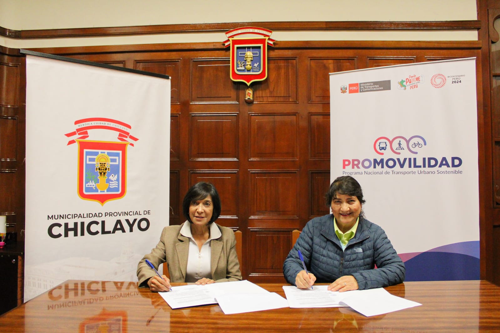 ALCALDESA Y LA DIRECTORA EJECUTIVA DE PROMOVILIDAD EN LA FIRMA DE CONVENIO