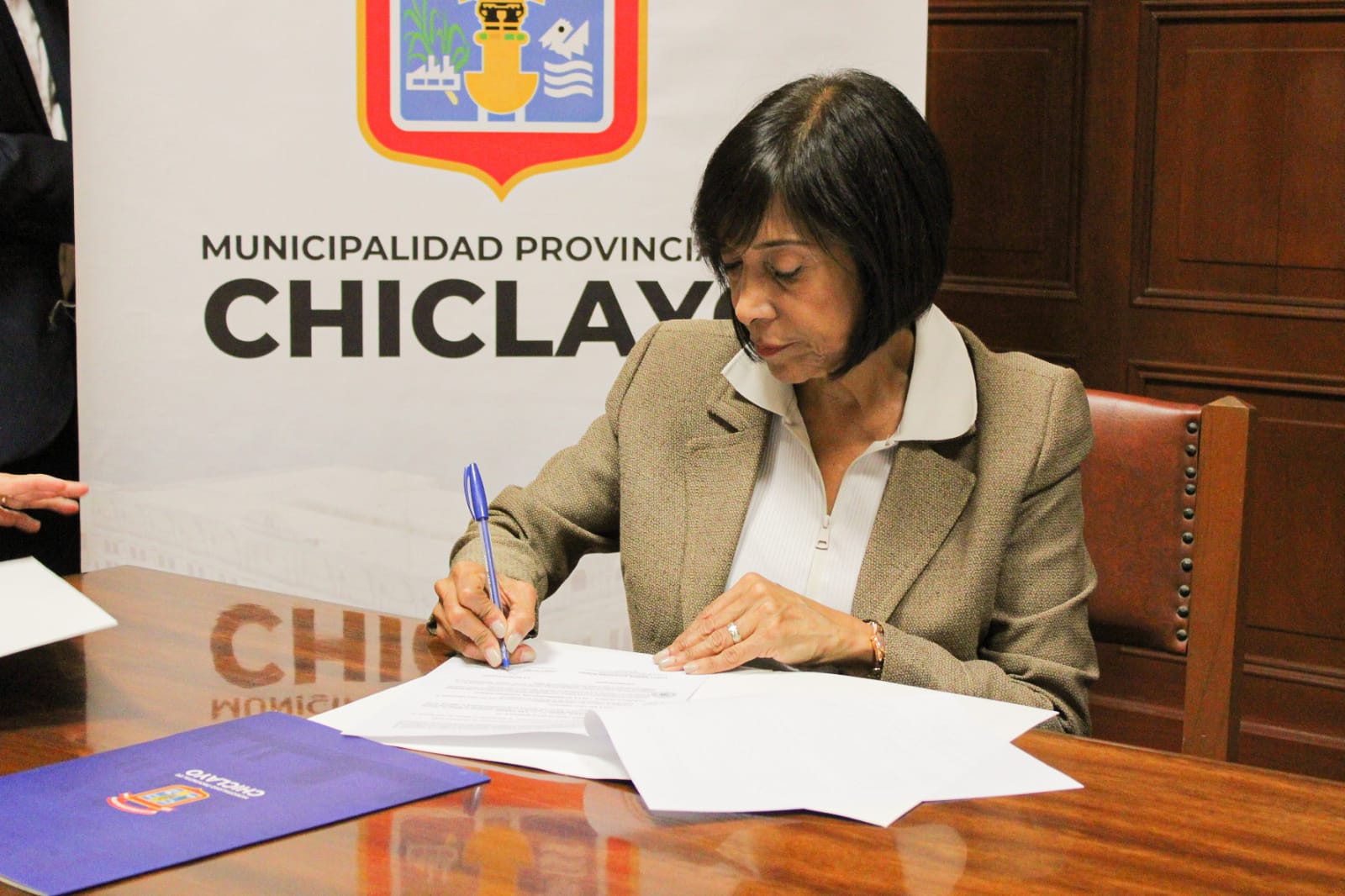 ALCALDESA FIRMA CONVENIO CON MTC