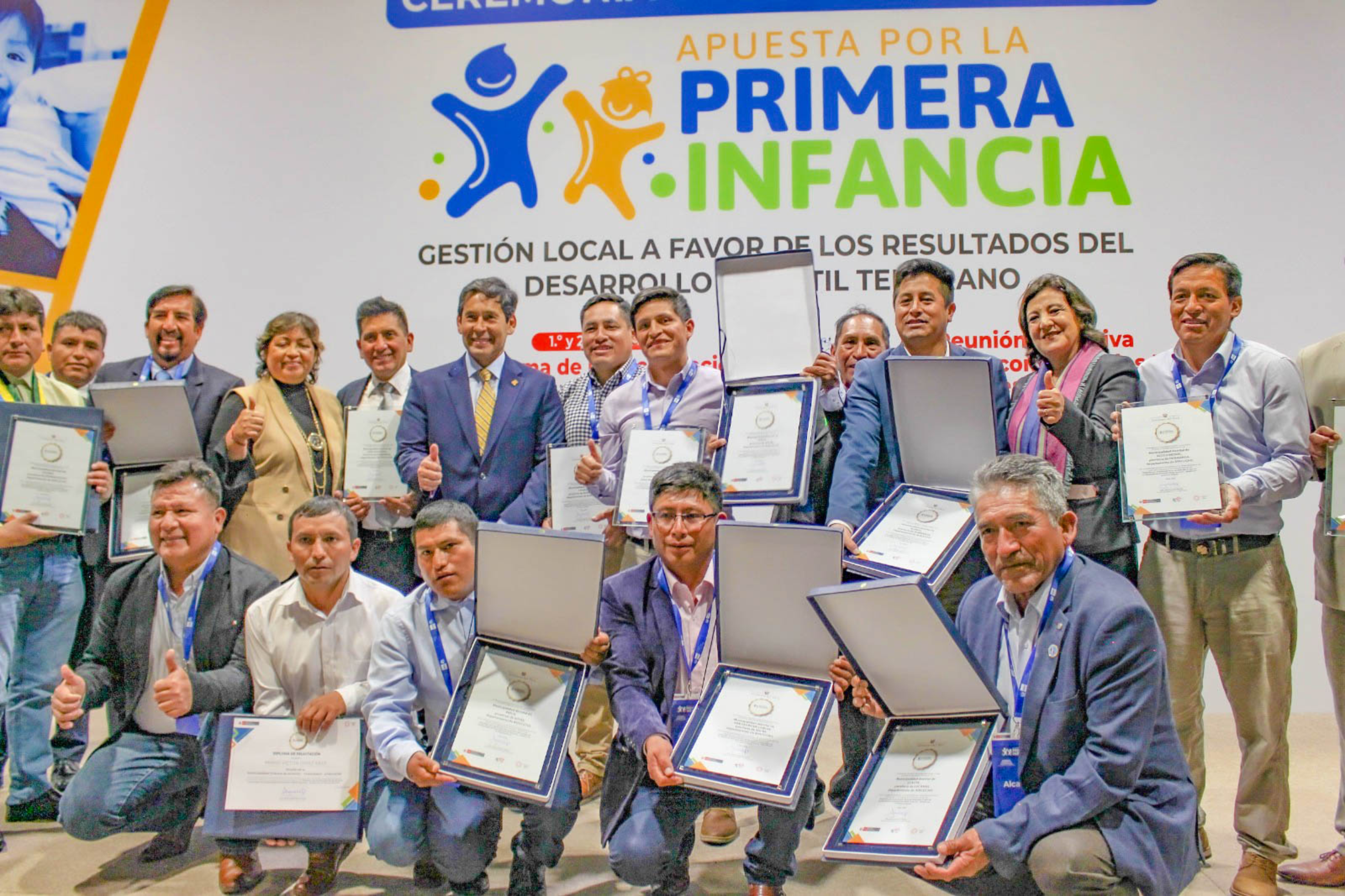fotografía grupal del evento