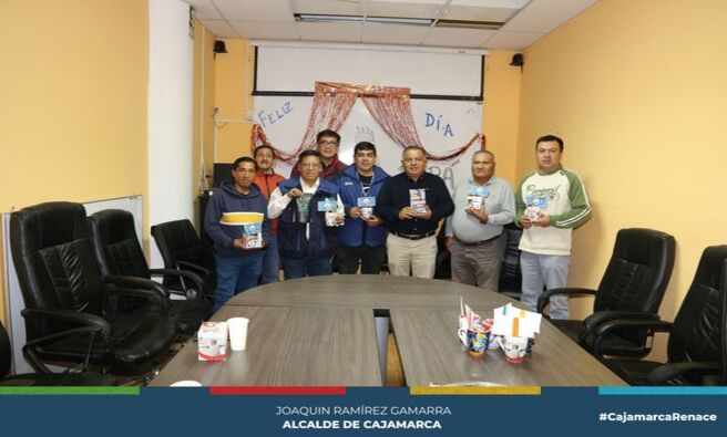 β
La gerencia de Desarrollo Ambiental rindiΓ³ un merecido homenaje a todos los padres del Γ‘rea, celebrando con ellos un desayuno especial y obsequiΓ‘ndoles un regalo en reconocimiento a su dedicaciΓ³n y esfuerzo diario.
π£Durante el evento realizado en las instalaciones de la GDA, se destacΓ³ la importancia del rol de los padres tanto en sus hogares como en su desempeΓ±o laboral. El gerente de la gerencia expresΓ³ palabras de agradecimiento y resaltΓ³ el compromiso y la responsabilidad que cada uno de ellos demuestra en su trabajo y en sus familias.