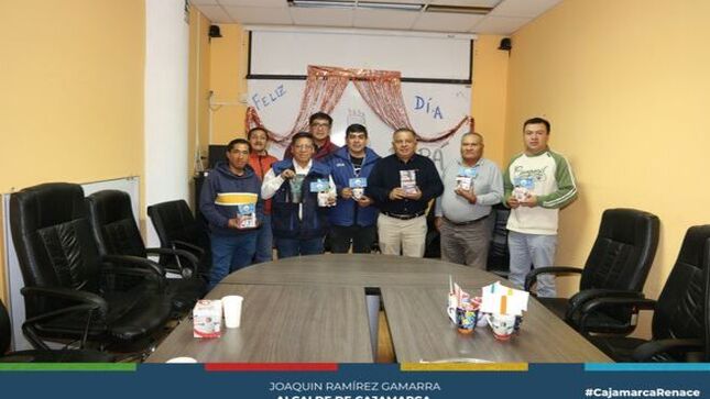 ✅La gerencia de Desarrollo Ambiental rindió un merecido homenaje a todos los padres del área, celebrando con ellos un desayuno especial y obsequiándoles un regalo en reconocimiento a su dedicación y esfuerzo diario.
🗣Durante el evento realizado en las instalaciones de la GDA, se destacó la importancia del rol de los padres tanto en sus hogares como en su desempeño laboral. El gerente de la gerencia expresó palabras de agradecimiento y resaltó el compromiso y la responsabilidad que cada uno de ellos demuestra en su trabajo y en sus familias.