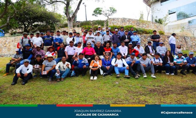 ✅La Gerencia de Gestión Ambiental de la Municipalidad Provincial de Cajamarca rindió un merecido homenaje a todos los padres del área de Parques y Jardines. La actividad se llevó a cabo en la Colina Santa Apolonia, donde los colaboradores se reunieron para compartir un exquisito almuerzo en honor al Día del Padre, preparado por sus compañeras de trabajo.
🗣Durante el evento, las compañeras de trabajo homenajearon a los padres con un regalo significativo, mostrando su aprecio y gratitud por su dedicación y esfuerzo diario. Además, se realizaron algunos números artísticos que añadieron un toque festivo y emotivo a la celebración.