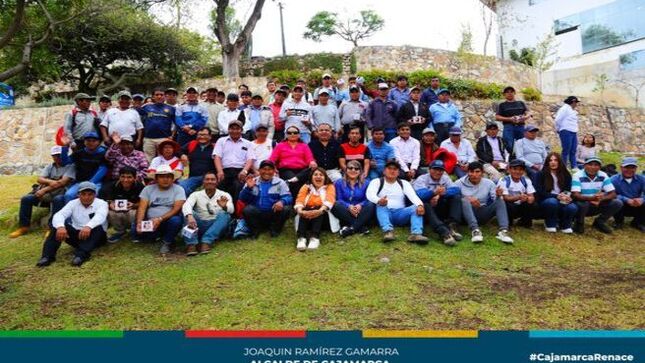 ✅La Gerencia de Gestión Ambiental de la Municipalidad Provincial de Cajamarca  rindió un merecido homenaje a todos los padres del área de Parques y Jardines. La actividad se llevó a cabo en la Colina Santa Apolonia, donde los colaboradores se reunieron para compartir un exquisito almuerzo en honor al Día del Padre, preparado por sus compañeras de trabajo. 
🗣Durante el evento, las compañeras de trabajo homenajearon a los padres con un regalo significativo, mostrando su aprecio y gratitud por su dedicación y esfuerzo diario. Además, se realizaron algunos números artísticos que añadieron un toque festivo y emotivo a la celebración.