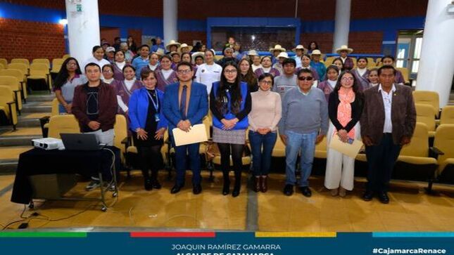 📌El Centro Integral de Atención al Adulto Mayor de la Municipalidad Provincial de Cajamarca realizó el I fórum de concientización contra el abuso y maltrato al adulto mayor en el marco del Día Mundial de toma de conciencia del abuso y maltrato a la vejez” que celebra este 15 de junio.
✅En la inauguración de este evento tanto el regidor y presidente de la comisión de desarrollo social, Eugenio Cruzado Bardales y el gerente de Desarrollo Social y Humano, Oscar Vásquez Alva, coincidieron en expresar su respaldo a las políticas de gestión del alcalde Joaquin Ramírez a favor del adulto mayor, adoptando acciones de protección y apoyo a este sector vulnerable, a través del CIAM.
👨‍🏫Como parte de este fórum se desarrollaron 4 ponencias con el manejo del estrés en el adulto mayor, desgaste emocional en los cuidadores y familiares del adulto mayor, políticas públicas contra el abuso en el adulto mayor y principales factores de riesgo de la salud mental en los adultos mayores, a cargo de profesionales del colegio de psicólogos de Cajamarca, del colegio psicológico comunitario, de la comisión regional anticorrupción y del centro de salud mental comunitario “Esperanza es vida”.