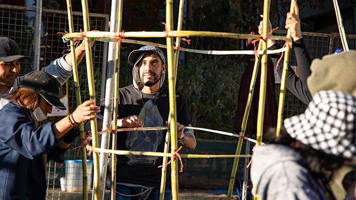 Estudiantes elaborando las alegorías.