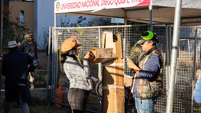 Estudiantes elaborando las alegorías.