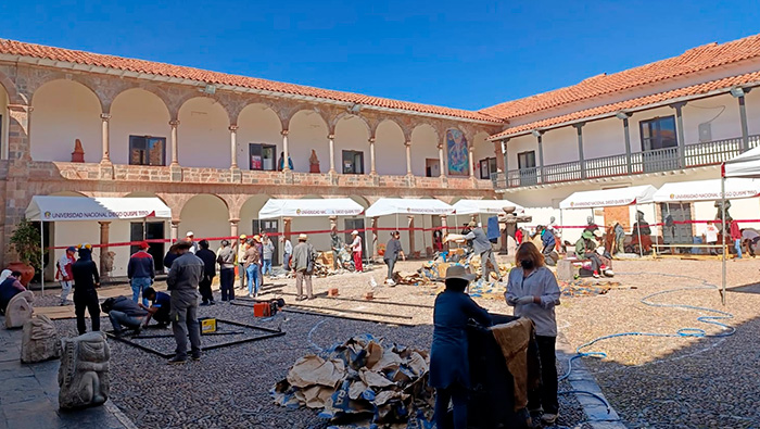Estudiantes elaborando las alegorías.