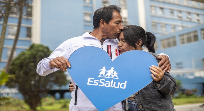 EsSalud Almenara logra exitoso trasplante de riñón de padre a hija