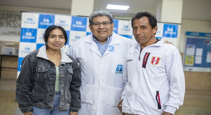 EsSalud Almenara logra exitoso trasplante de riñón de padre a hija