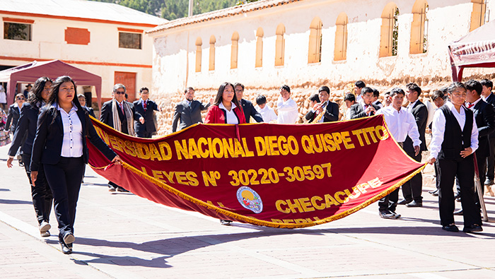 Desfile de autoridades, docentes y estudiantes de la casa universitaria en la Plaza de Armas del distrito del Checacupe. 