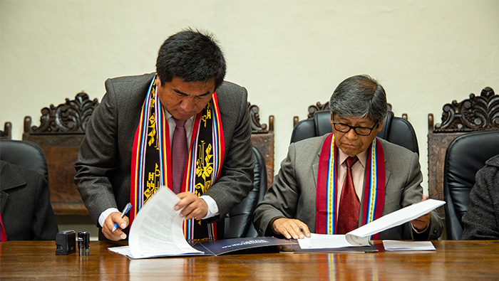 Momento de la firma entre los representantes de ambas instituciones. 