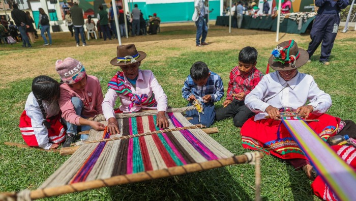 Durante el lanzamiento también se entregó crédito de casi medio millón de soles para impulsar el trabajo que realizan los productores de camélidos de la región Arequipa.
