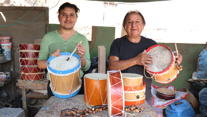 Día del Padre: padre e hijo con discapacidad severa salen adelante con la fabricación y venta de instrumentos de percusión