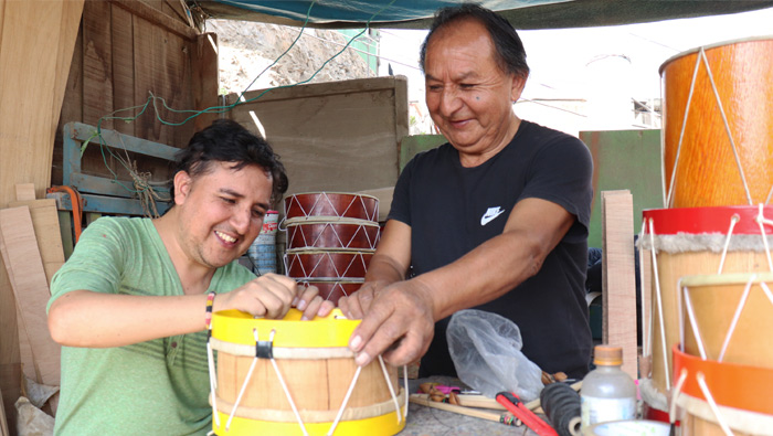 Día del Padre: padre e hijo con discapacidad severa salen adelante con la fabricación y venta de instrumentos de percusión