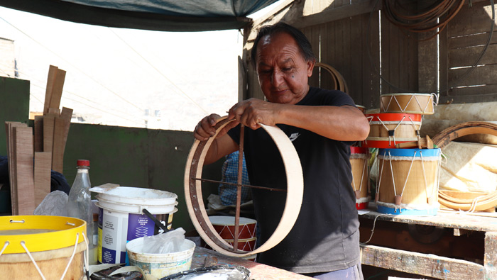 Día del Padre: padre e hijo con discapacidad severa salen adelante con la fabricación y venta de instrumentos de percusión