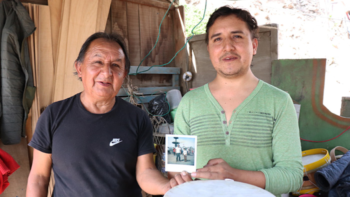 Día del Padre: padre e hijo con discapacidad severa salen adelante con la fabricación y venta de instrumentos de percusión