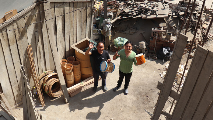 Día del Padre: padre e hijo con discapacidad severa salen adelante con la fabricación y venta de instrumentos de percusión