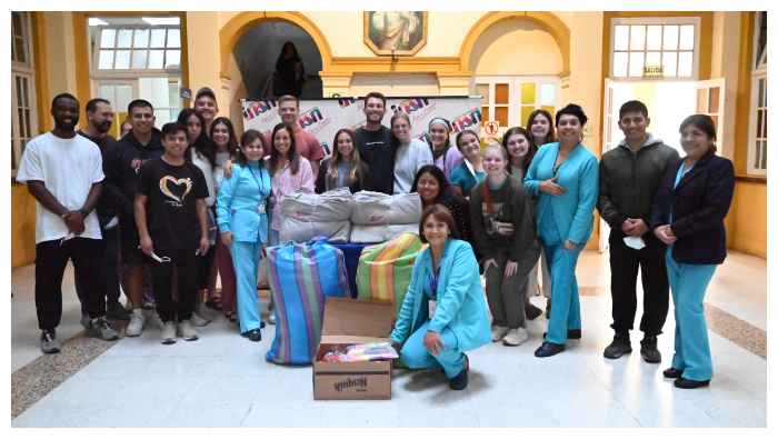 El donativo fue distribuido en los Servicios de Quemados, Medicina D y Medicina C. Los extranjeros también entregaron juguetes a los menores que se recuperan de sus enfermedades.