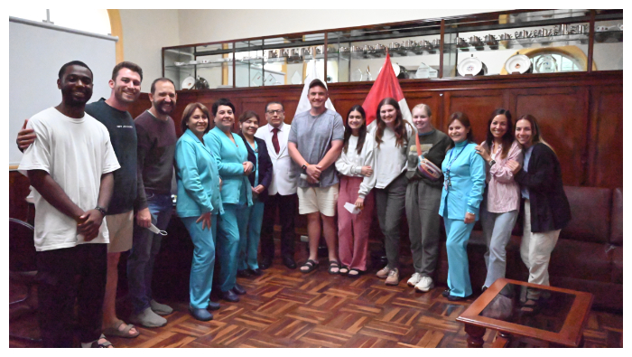 El donativo fue distribuido en los Servicios de Quemados, Medicina D y Medicina C. Los extranjeros también entregaron juguetes a los menores que se recuperan de sus enfermedades.