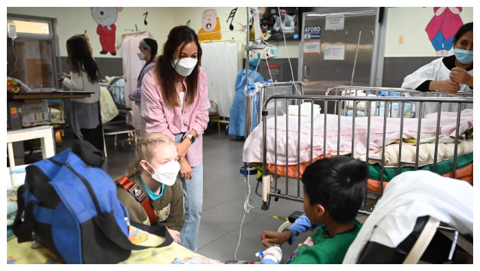 El donativo fue distribuido en los Servicios de Quemados, Medicina D y Medicina C. Los extranjeros también entregaron juguetes a los menores que se recuperan de sus enfermedades.