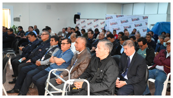 La ceremonia fue presidida por el director general, Dr. Carlos Urbano Durand, quien estuvo acompañado de los directores de línea así como también la jefa de Personal, Betty Díaz Vela.