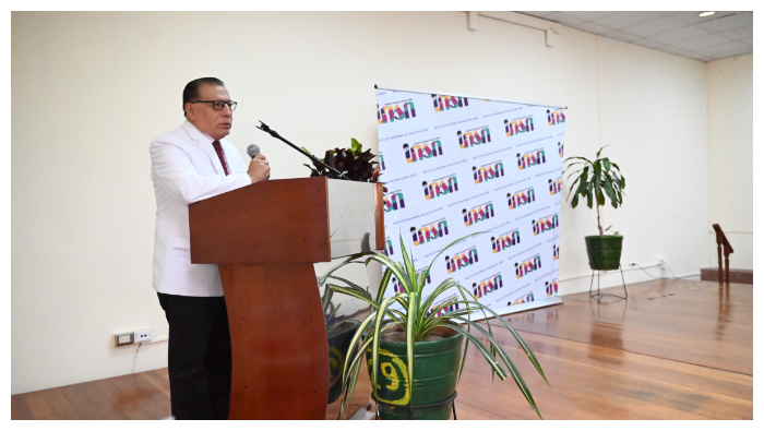 La ceremonia fue presidida por el director general, Dr. Carlos Urbano Durand, quien estuvo acompañado de los directores de línea así como también la jefa de Personal, Betty Díaz Vela.