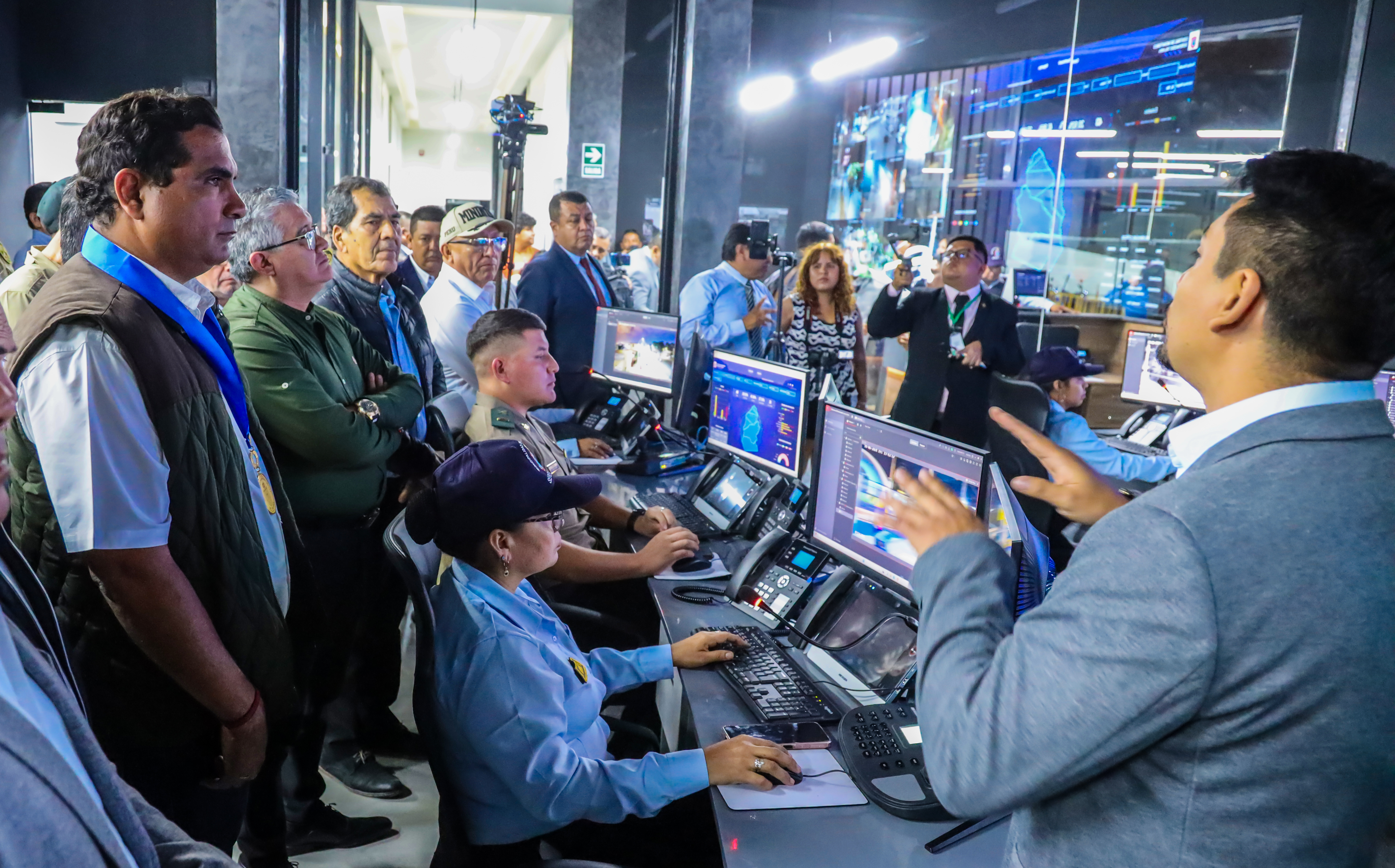 Gobernador Luis Neyra da inicio a moderna central de videovigilancia en Talara