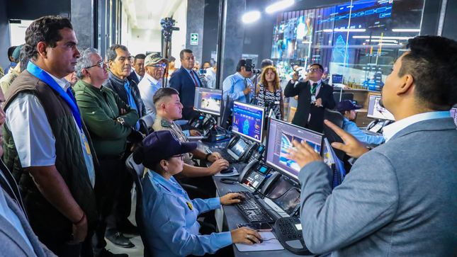 Gobernador Luis Neyra da inicio a moderna central de videovigilancia en Talara