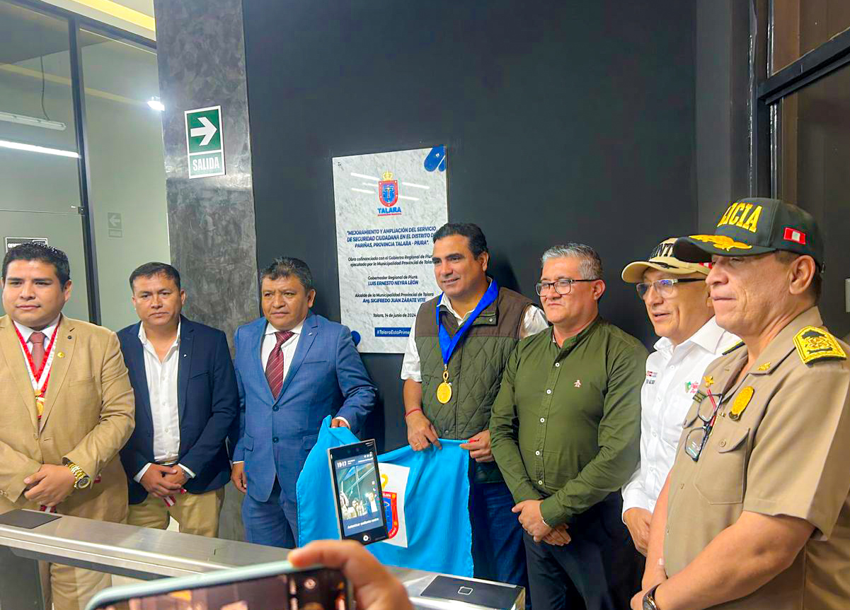 El trabajo conjunto a favor de la seguridad ciudadana se ha fortalecido con la inauguración de una nueva central de videovigilancia que permitirá monitorear en tiempo real y combatir los hechos delictivos en la jurisdicción del distrito de Pariñas, provincia de Talara, región Piura.
Esta nueva central de videovigilancia es una muestra concreta del trabajo articulado entre el Ejecutivo, el sector Interior, la Policía Nacional del Perú, y los gobiernos regionales y locales para para fortalecer la seguridad.
La nueva y moderna Central de Monitoreo, cuya inversión aproximada supera los S/14 millones, está equipada con tecnología de vanguardia, incluyendo monitores y servidores de alta capacidad.
Asimismo, cuenta con 80 cámaras de última generación que incluyen reconocimiento facial y detección de placas, mejorando significativamente la capacidad de vigilancia y respuesta ante incidentes.
Como parte de este trabajo mancomunado en bien de la seguridad ciudadana, en la actividad se anunció la compra de una nueva flota de vehículos que incluye 10 camionetas 4x4, 7 automóviles, 10 motocicletas y 4 triciclos destinados a optimizar el servicio de seguridad y reforzar el sistema de patrullaje integrado en toda la ciudad.
La puesta en marcha participó contó con la participación del viceministro de Seguridad Publica, Julio Diaz, y el alcalde de la Muncipalidad Provincial de Talara, Sigifredo Zárate, quienes destacaron la importancia de sumar esfuerzos en el combate con la criminalidad.
El nuevo equipamiento y la inauguración de la central de videovigilancia se realiza en el marco de la política de lucha frontal contra el delito que lleva adelante el ministro del Interior, Juan José Santiváñez.