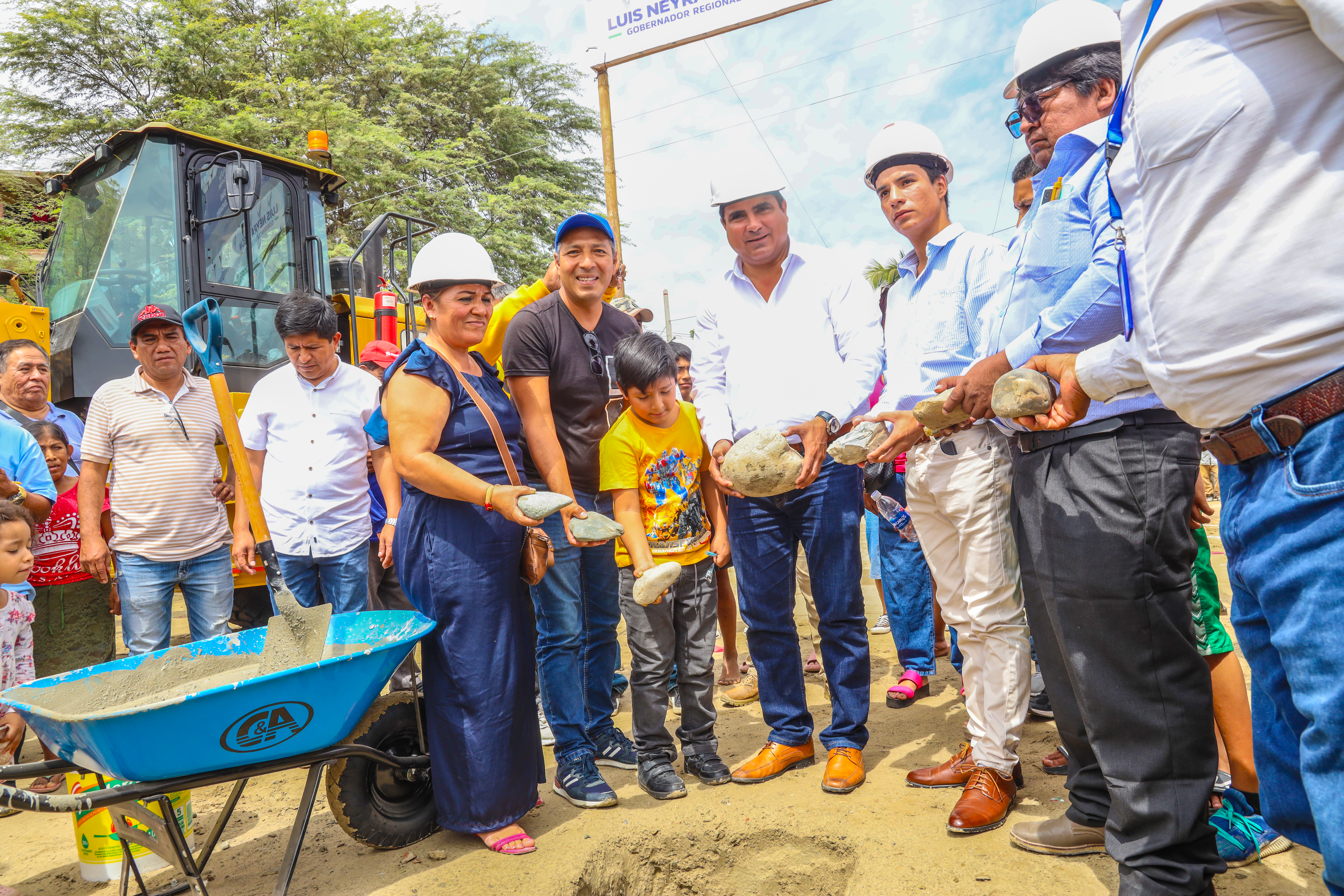 Gobernador Luis Neyra da inicio a obra de pistas y veredas en 31 de Enero