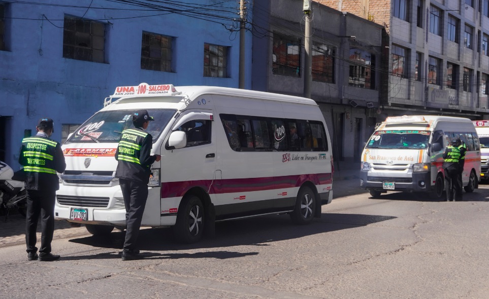 Gerencia de Transporte realiza operativo inopinado en semáforos de la Av. Laykakota
