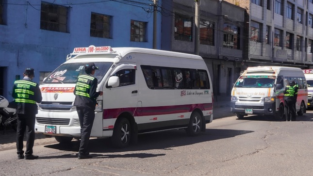 Gerencia de Transporte realiza operativo inopinado en semáforos de la Av. Laykakota