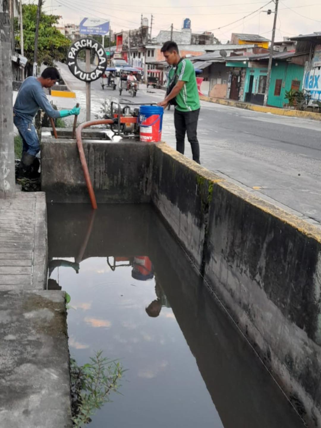 Limpieza de cunetas y sifones en la Avenida Participación cuadra 1