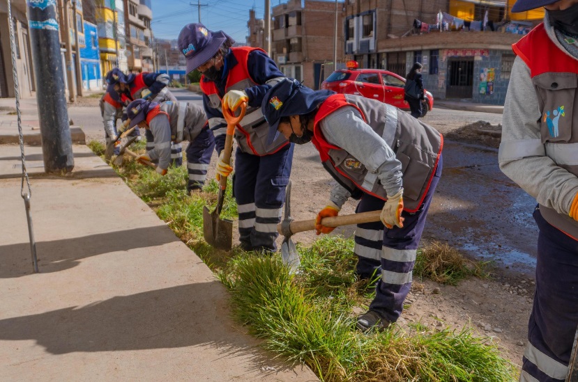 ¡Garantizando el cuidado del ornato de la ciudad! Municipalidad de Puno continúa realizando intervención de limpieza