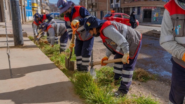 ¡Garantizando el cuidado del ornato de la ciudad! Municipalidad de Puno continúa realizando intervención de limpieza