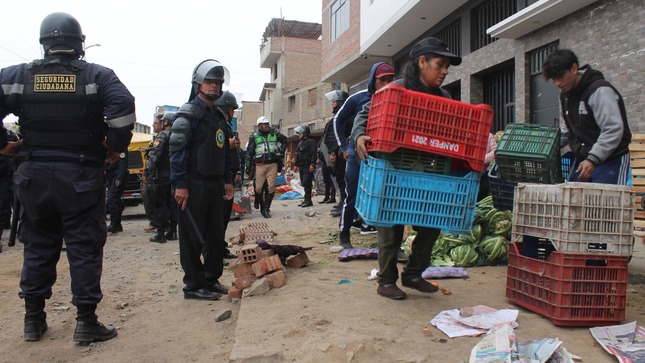 Desalojan a comerciantes informales y mototaxistas de los alrededores del mercado Los Portales