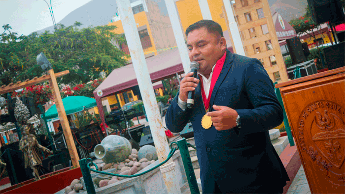 Municipalidad de Santa Cruz de Flores Celebra el Día del Padre con Gran Ceremonia en la Plaza de Armas.
