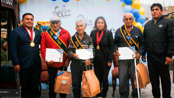 Municipalidad de Santa Cruz de Flores Celebra el Día del Padre con Gran Ceremonia en la Plaza de Armas.