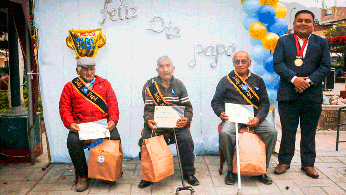 Municipalidad de Santa Cruz de Flores Celebra el Día del Padre con Gran Ceremonia en la Plaza de Armas.