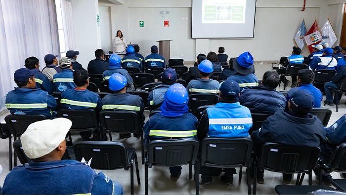 Realizan la entrega del Reglamento Interno de Seguridad y Salud en el Trabajo a trabajadores operativos y administrativos de Emsapuno S.A.