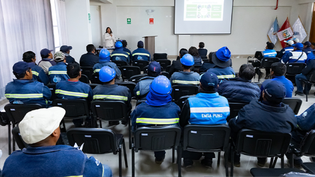 Realizan la entrega del Reglamento Interno de Seguridad y Salud en el Trabajo a trabajadores operativos y administrativos de Emsapuno S.A.